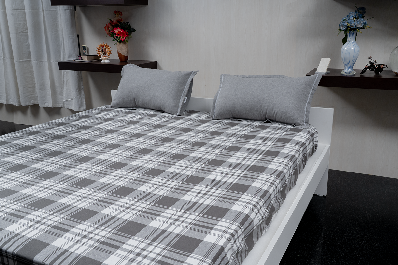 Stylish bedspread with two pillow covers for bedroom decor
