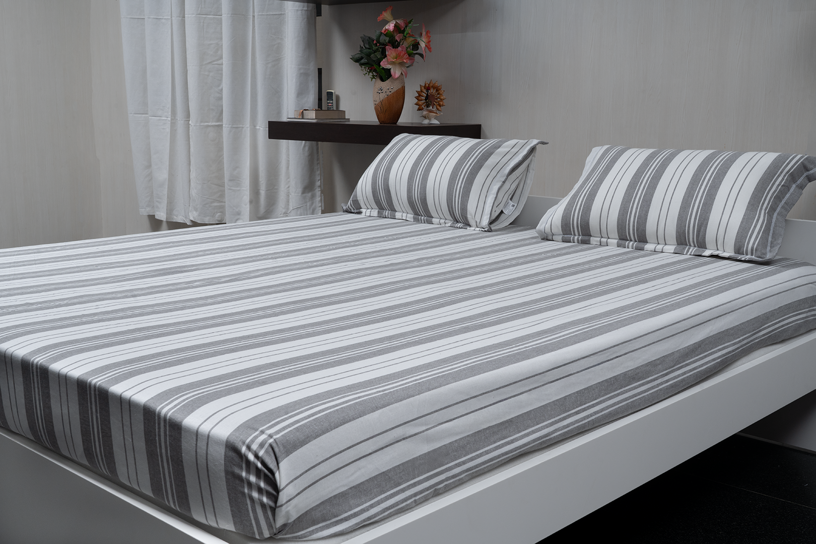 Complete bedding set with bedspread, 2 pillows, and duvet cover.