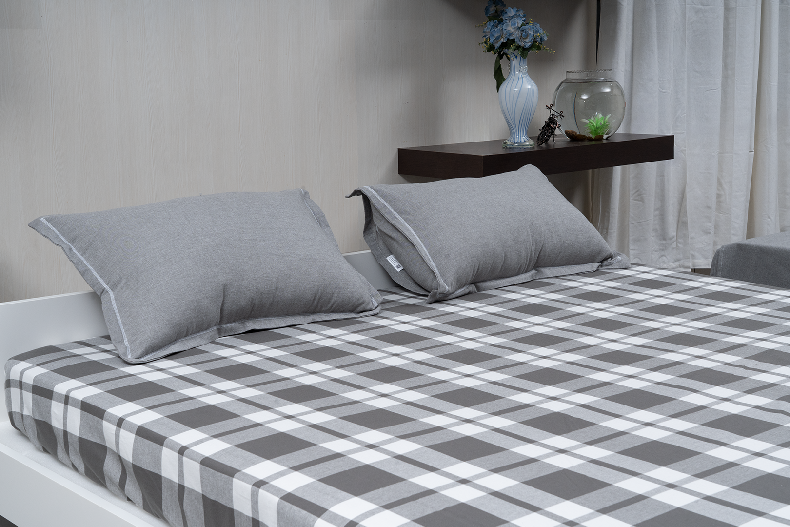 Stylish bedspread with two pillow covers for bedroom decor