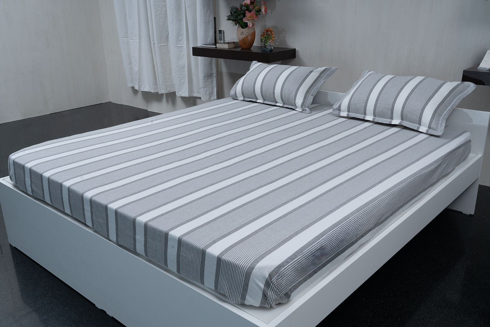 Complete bedding set with bedspread, 2 pillows, and duvet cover.