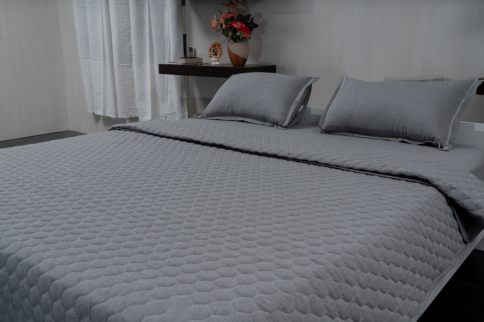 Complete bedding set with bedspread, 2 pillows, and duvet cover.