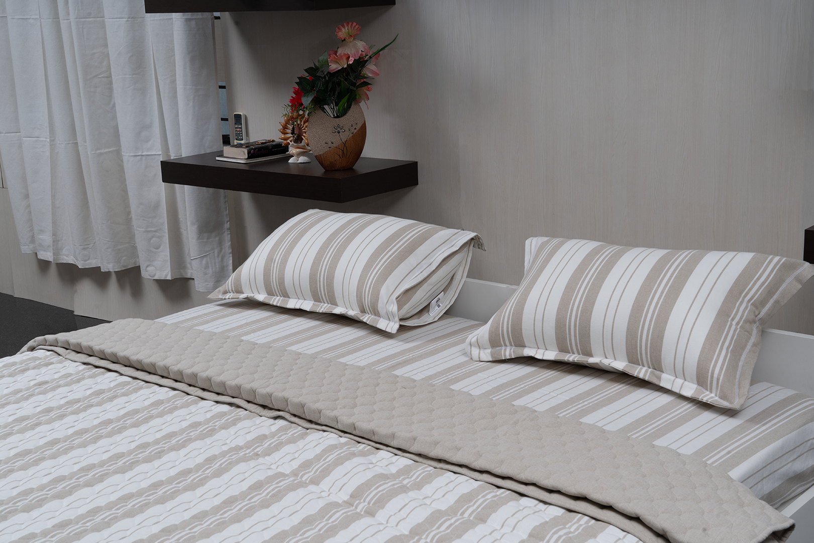 Complete bedding set with bedspread, 2 pillows, and duvet cover.