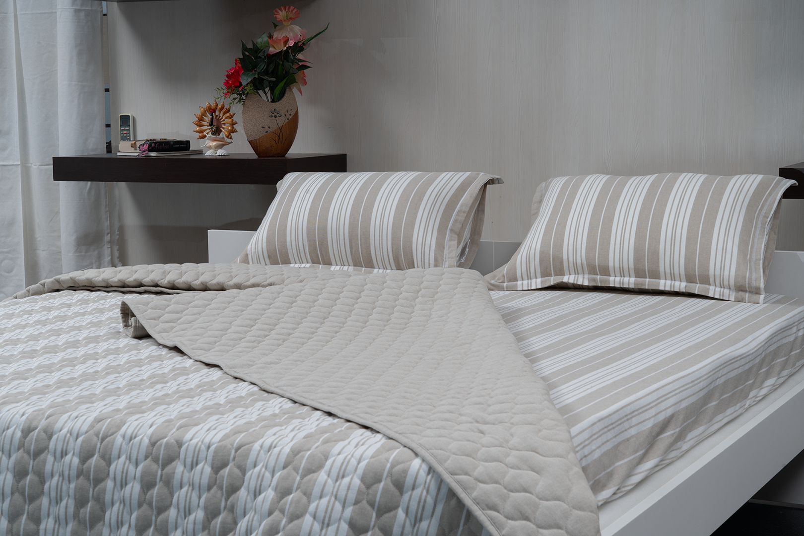 Complete bedding set with bedspread, 2 pillows, and duvet cover.