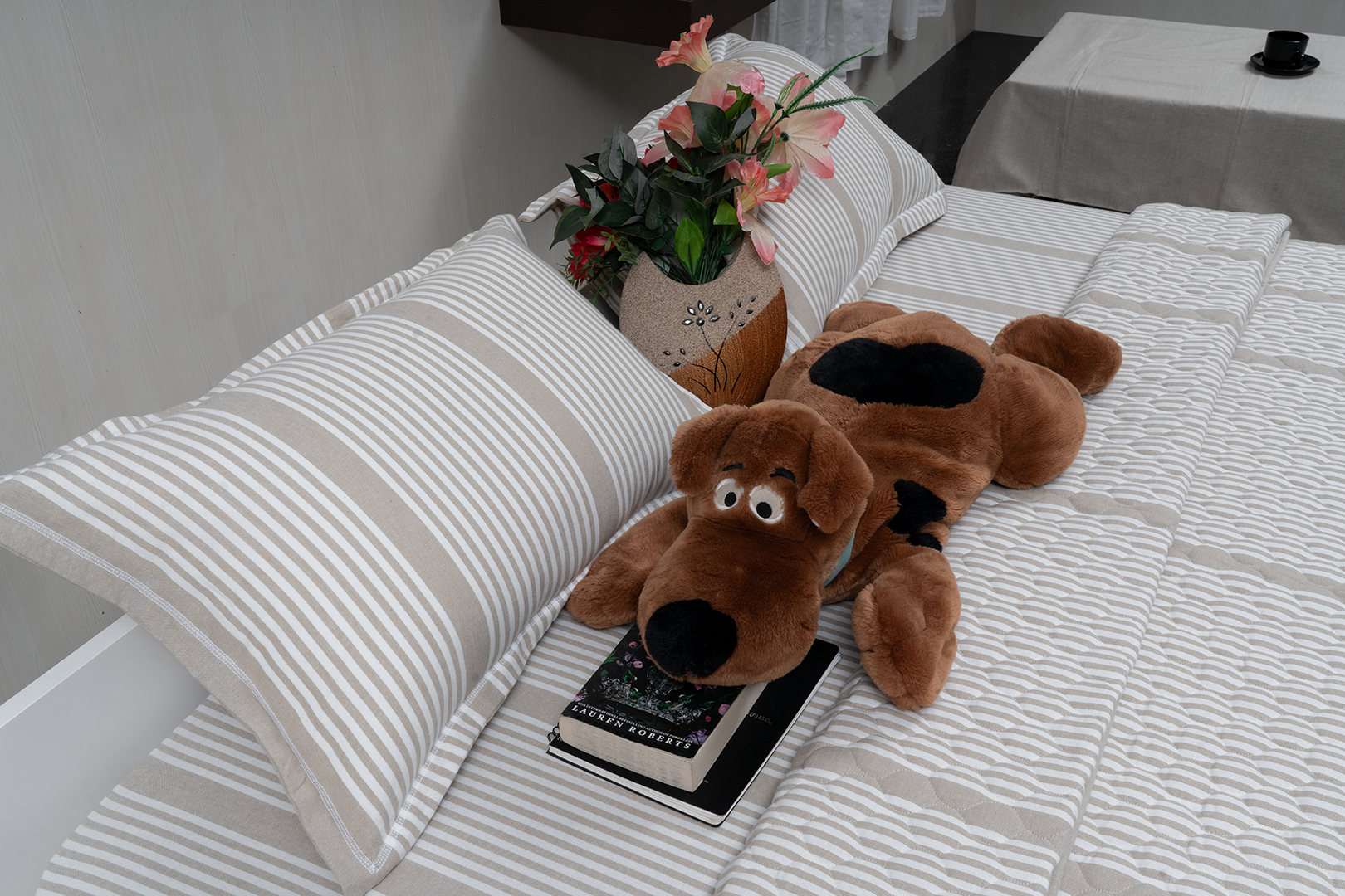 Complete bedding set with bedspread, 2 pillows, and duvet cover.