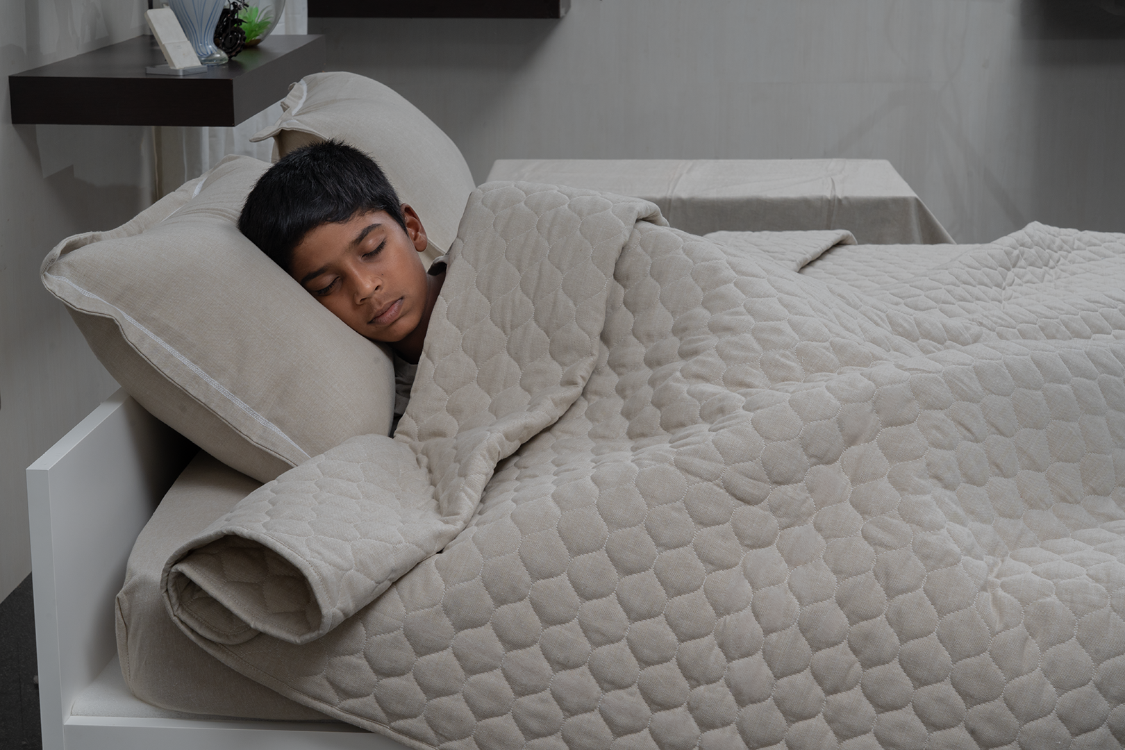 Complete bedding set with bedspread, 2 pillows, and duvet cover.