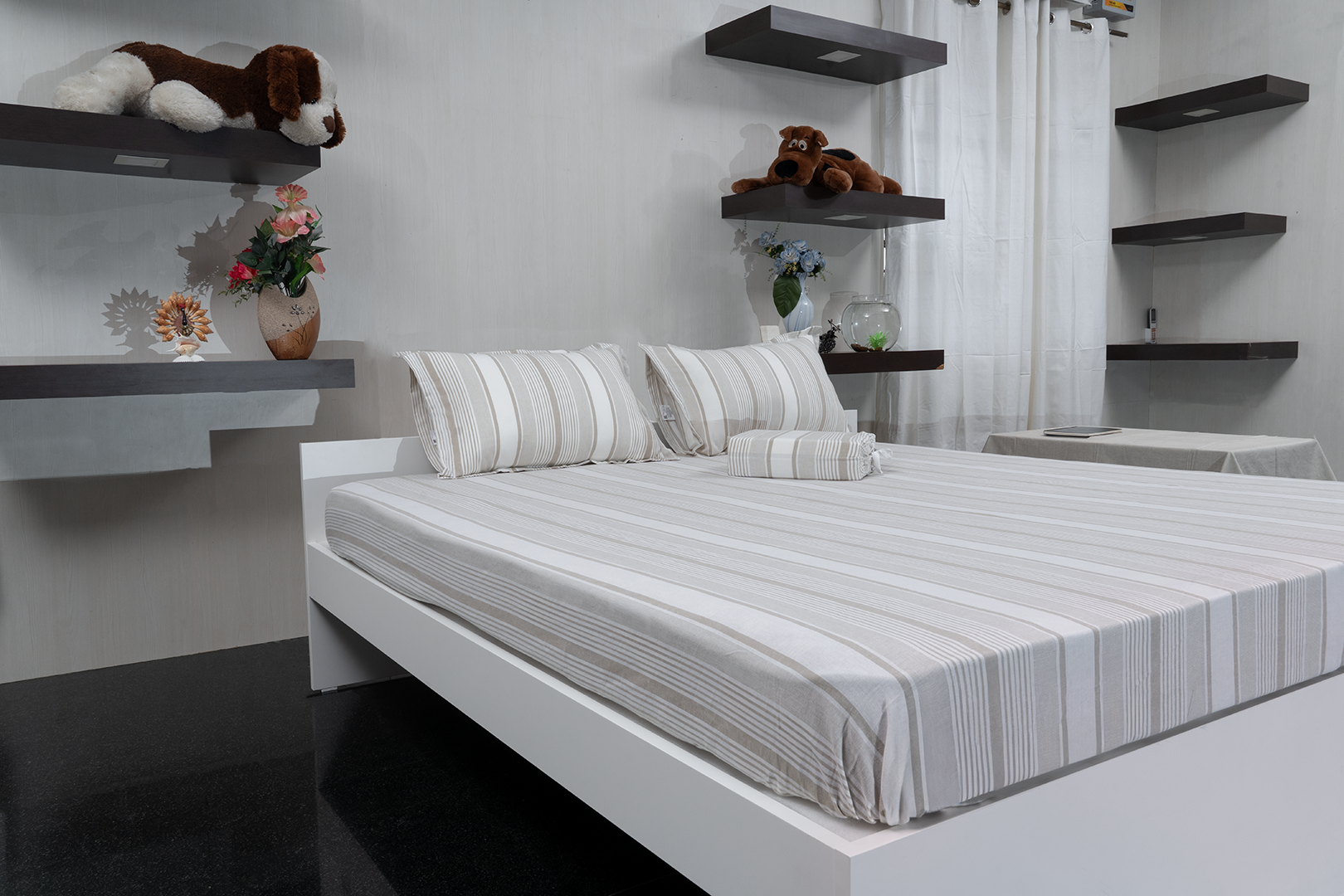 Complete bedding set with bedspread, 2 pillows, and duvet cover.