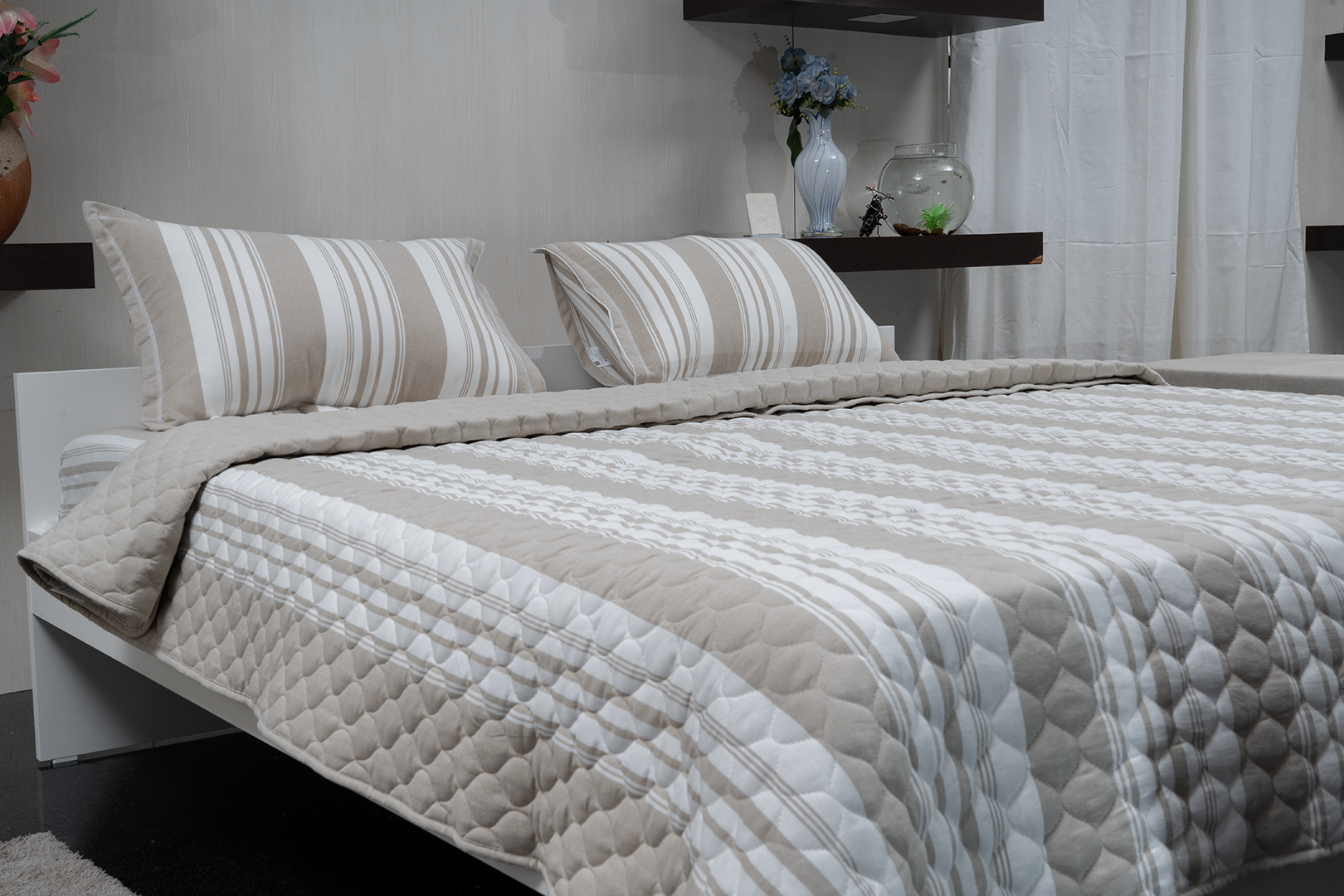Complete bedding set with bedspread, 2 pillows, and duvet cover.