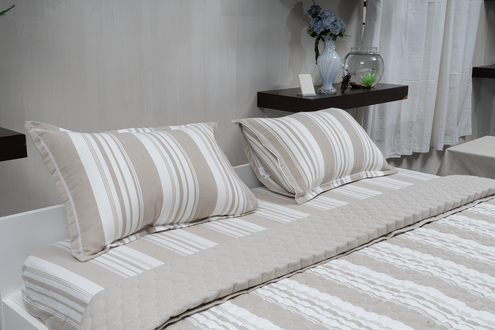 Complete bedding set with bedspread, 2 pillows, and duvet cover.