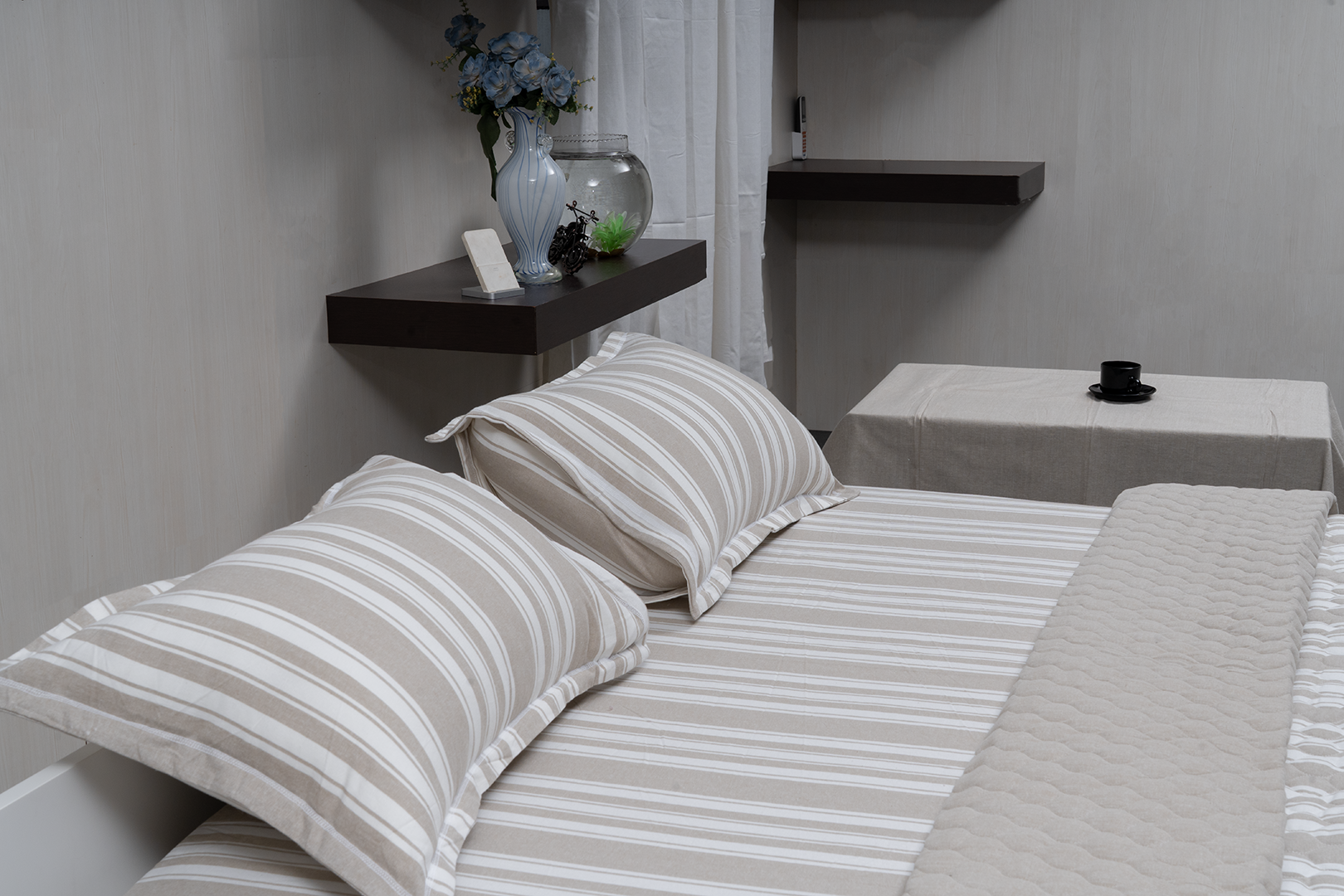 Complete bedding set with bedspread, 2 pillows, and duvet cover.