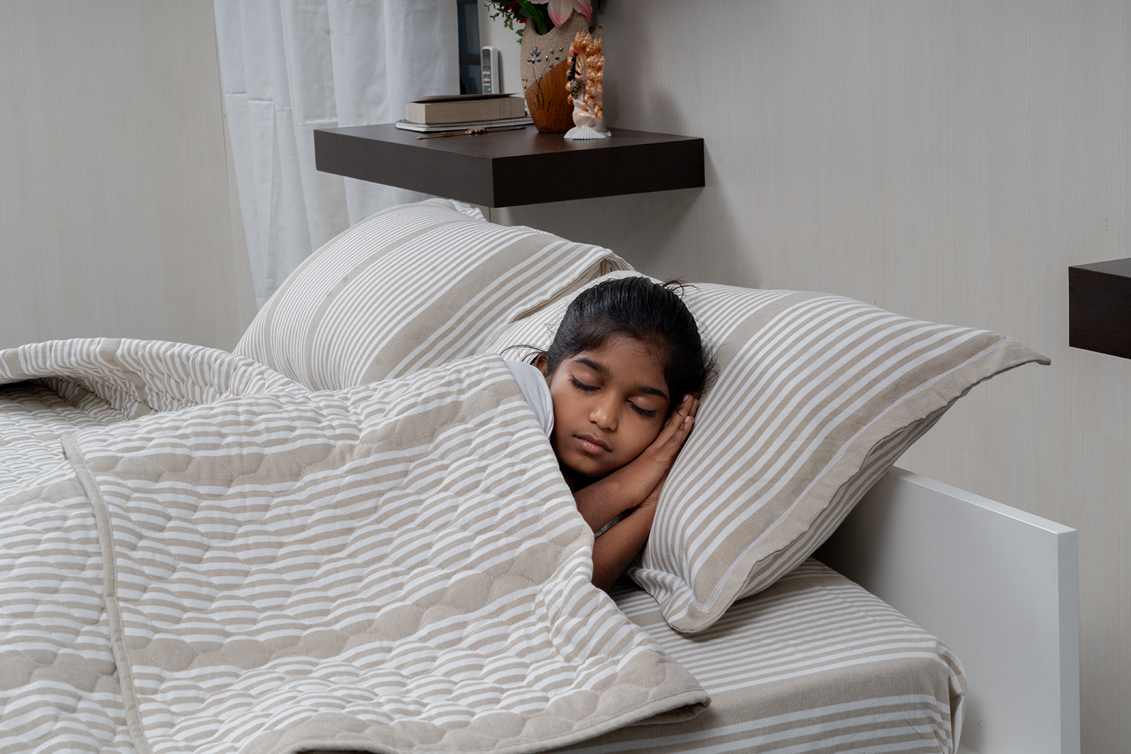 Complete bedding set with bedspread, 2 pillows, and duvet cover.