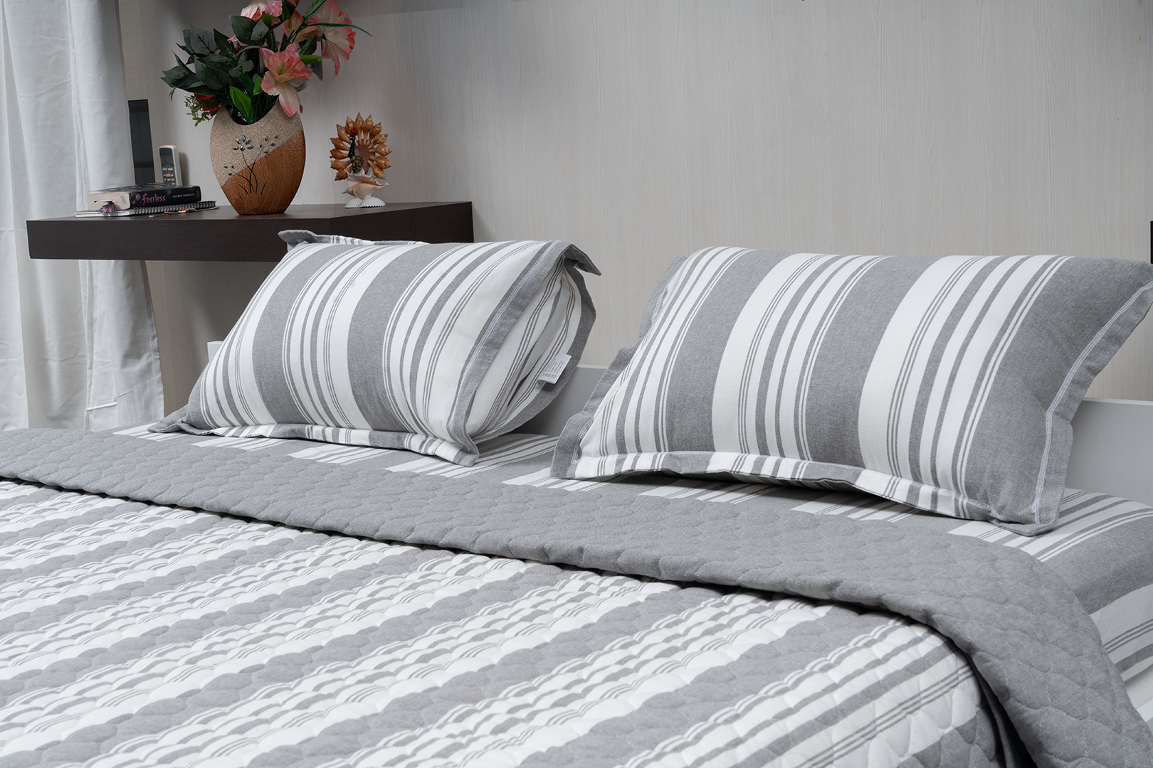Complete bedding set with bedspread, 2 pillows, and duvet cover.