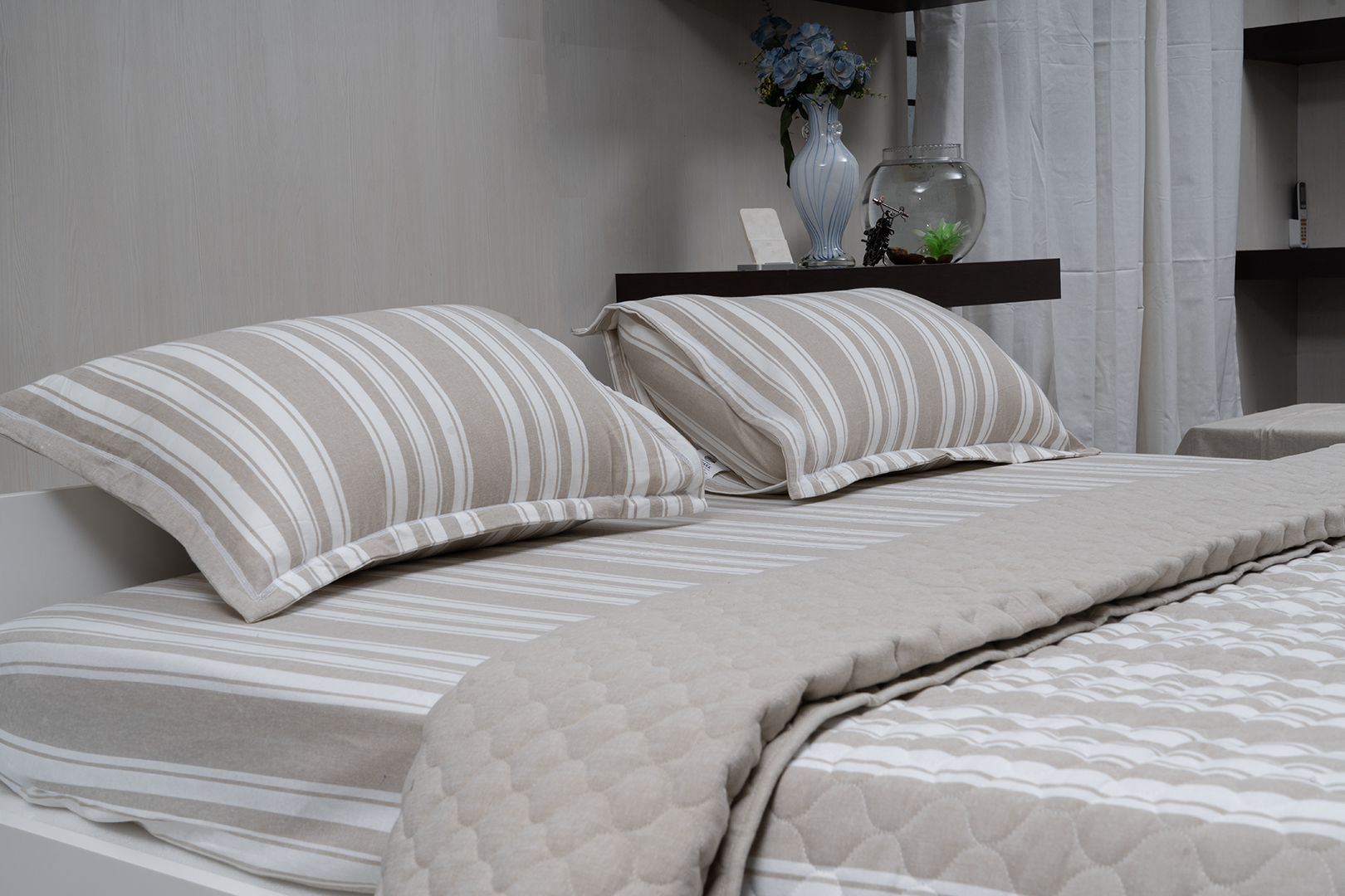 Complete bedding set with bedspread, 2 pillows, and duvet cover.