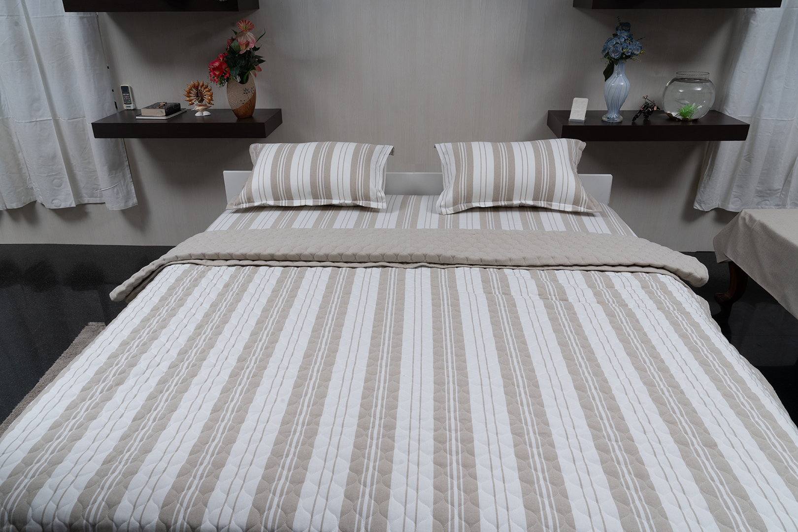 Complete bedding set with bedspread, 2 pillows, and duvet cover.