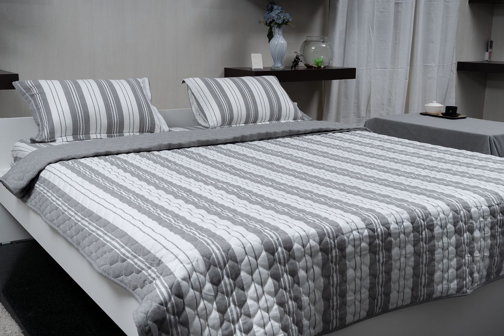 Complete bedding set with bedspread, 2 pillows, and duvet cover.