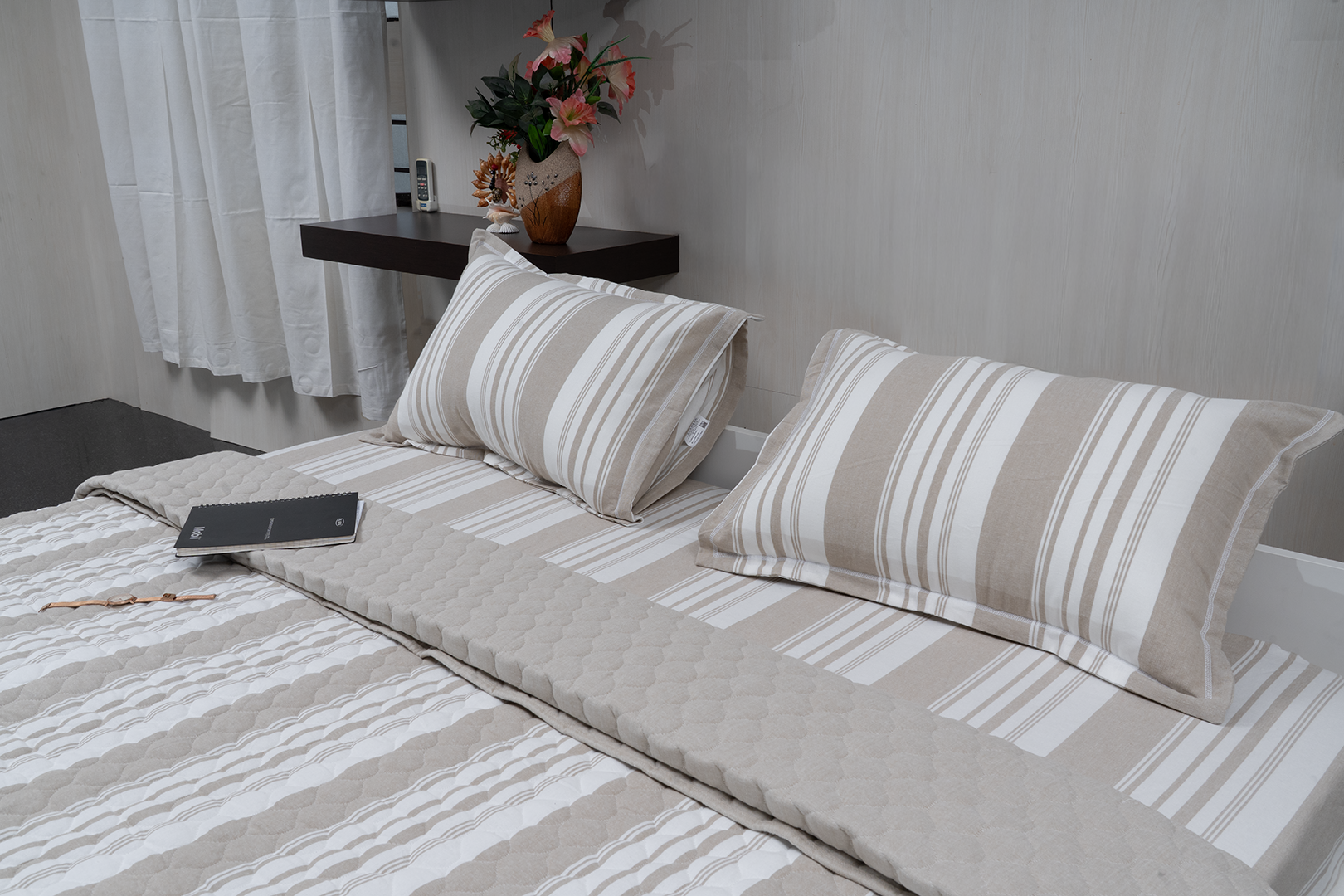 Complete bedding set with bedspread, 2 pillows, and duvet cover.