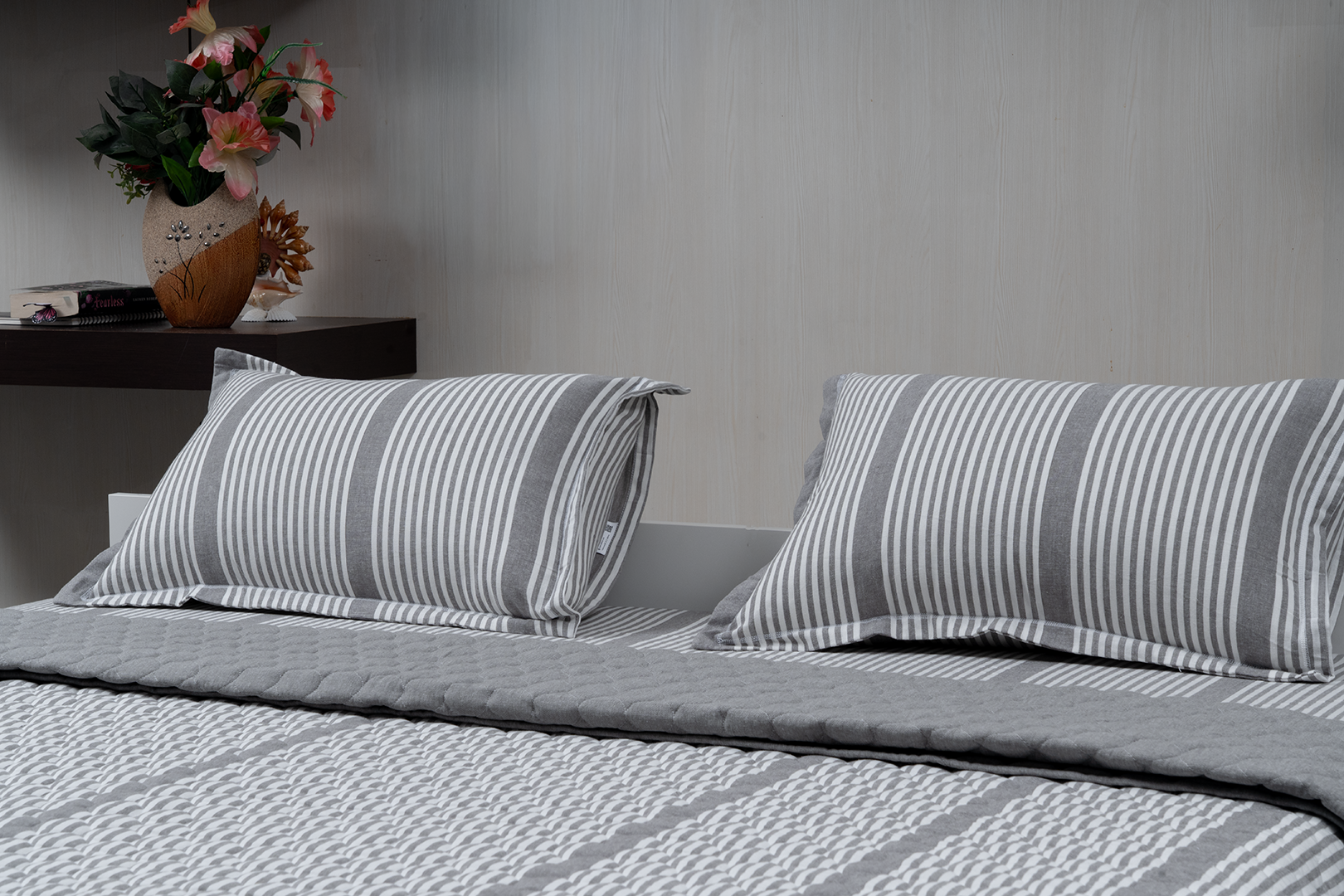 Complete bedding set with bedspread, 2 pillows, and duvet cover.
