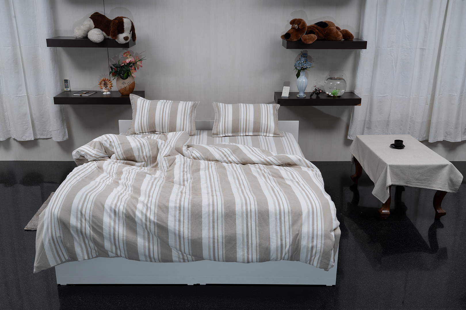 Complete bedding set with bedspread, 2 pillows, and duvet cover.