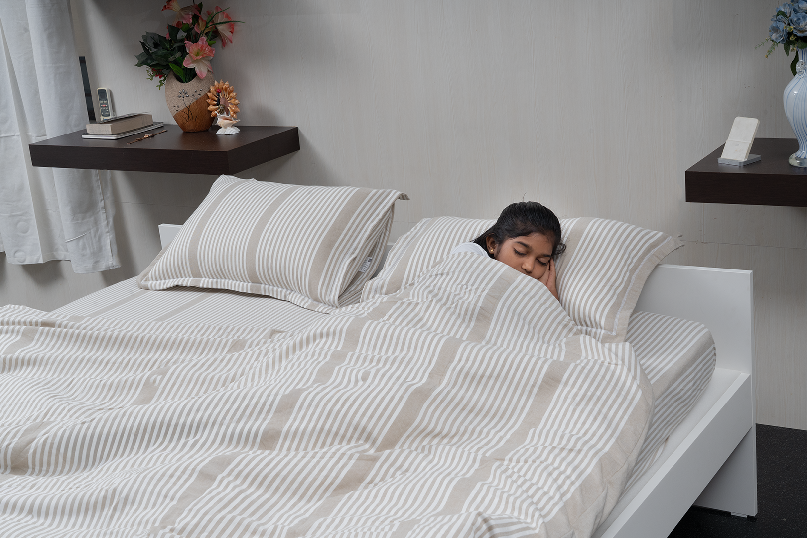 Complete bedding set with bedspread, 2 pillows, and duvet cover.