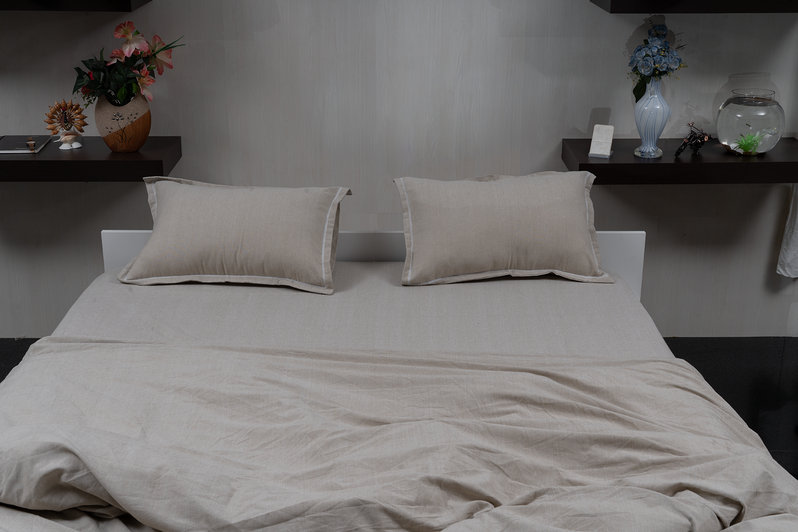 Complete bedding set with bedspread, 2 pillows, and duvet cover.